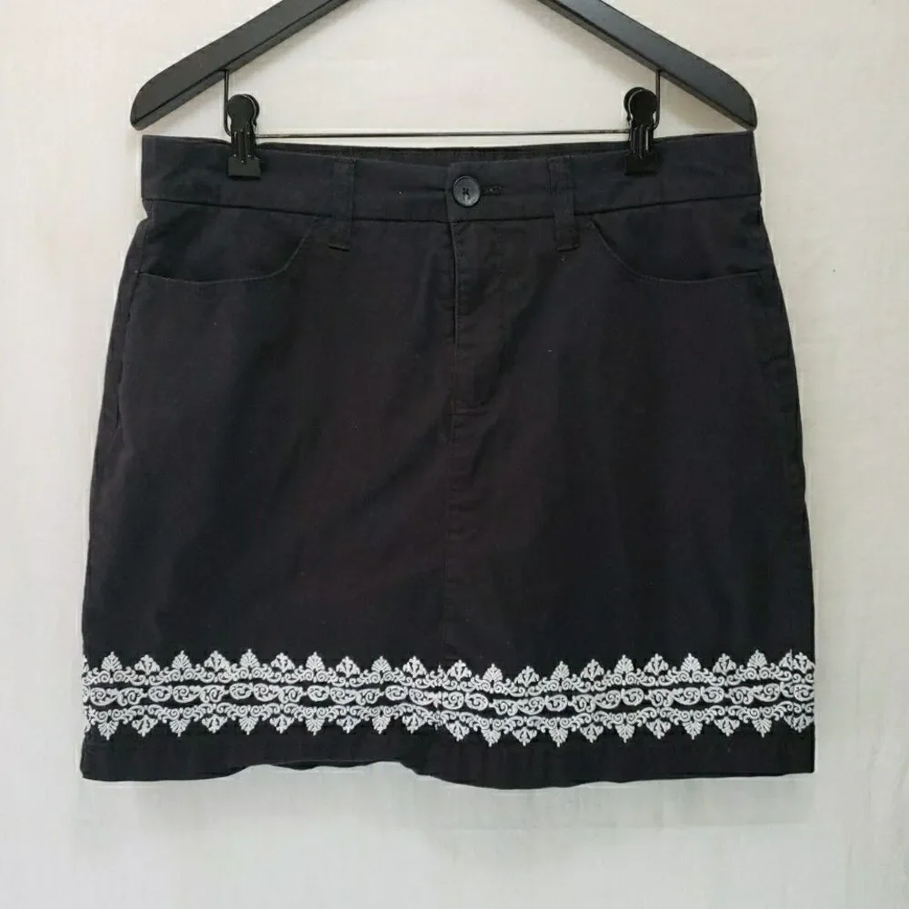 Croft & Barrow Black SKORT Womens Size 12 White Embroidered Pockets Zip Stretch